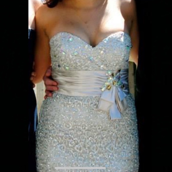 Formal dress! - Picture 3 of 4